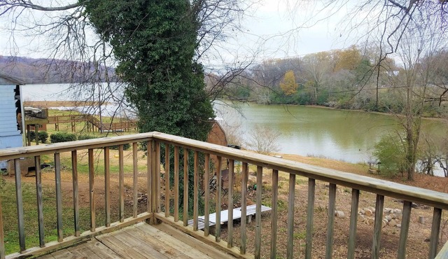 Rustic Waterfront Cottage in Downtown Dover Tennessee. in Dover