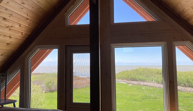 Rustic Waterfront, Lakeside Cottage with Stunning Views 1 hour from Winnipeg. in Oak Point