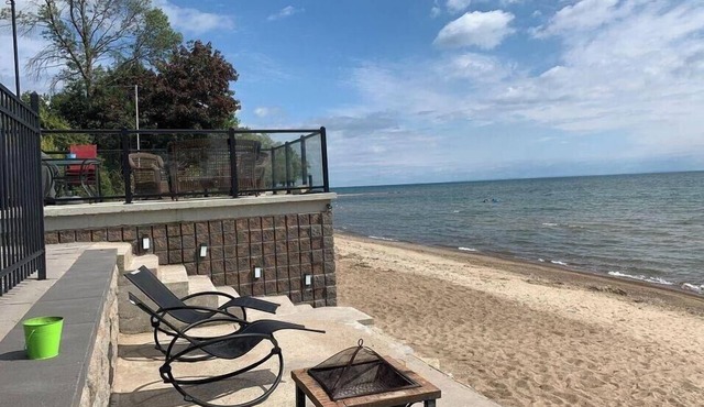 SANDY BEACHFRONT cottage with HOT TUB and FIRESTOVE in selkirk