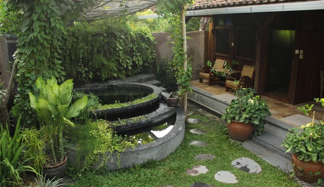 Single Room, with shared dipping pool, in an Antique Bungalow in Bantul