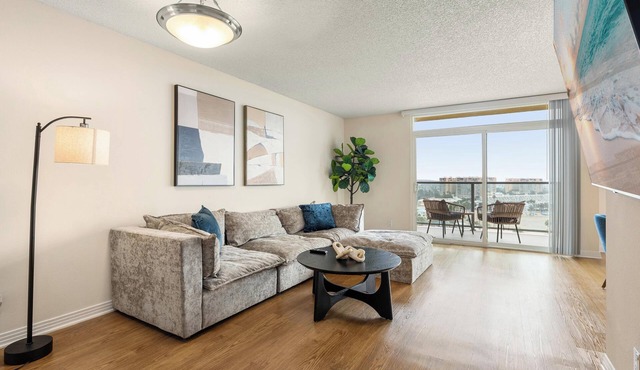 Smoky Quartz' Beachfront Full Marina View Walk to Venice Boardwalk Pool, Gym in Marina del Rey