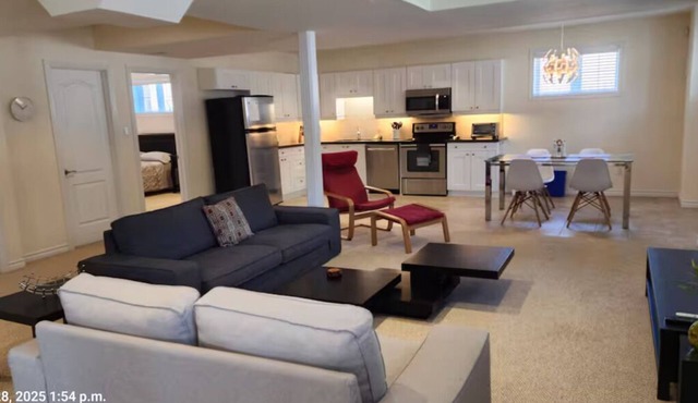 Spacious 2 BR, 3 beds, sleeps 6, kitchen, laundry in Richmond Hill