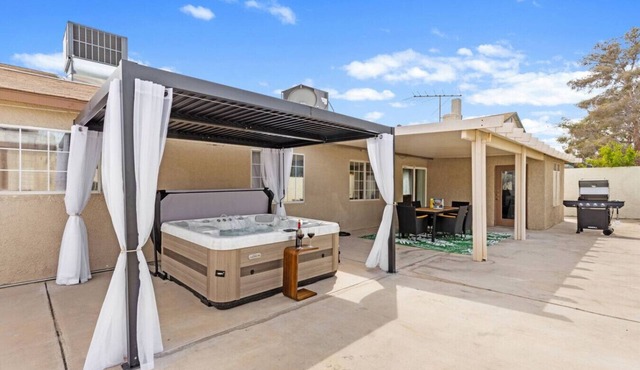 Spacious 7BR/5BA 8 Beds w/Hot Tub | Near & Airport in Las Vegas