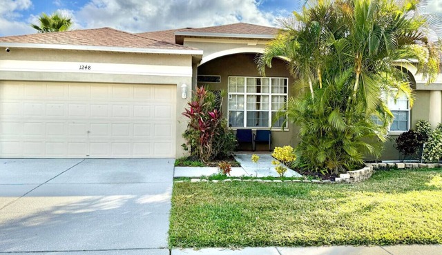 Spacious House w/Heated Pool & Hot Tub near Tampa in Brandon