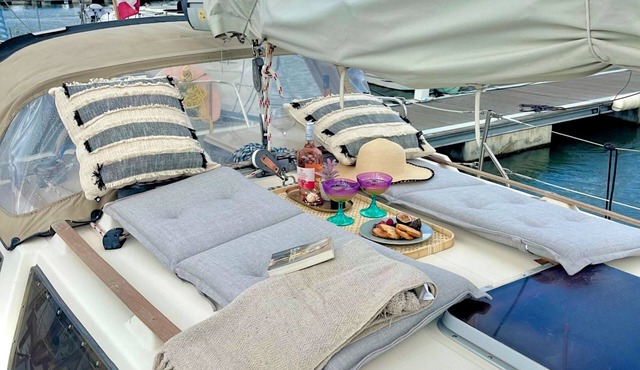 Stay On - Sailboat in Lisboa