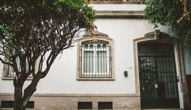Step into a beautifully preserved historic home in the heart of Roma Norte — one of Mexico City’s most iconic neighborhoods. This 8-bedroom residence blends original charm with modern comfort, featuring private bathrooms, a charming rooftop. in Ciudad de México