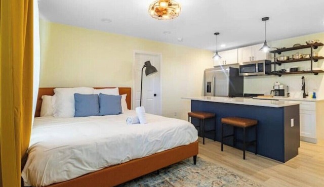 Studio - 10 min to St Pete Beach w/Parking - King in St. Petersburg