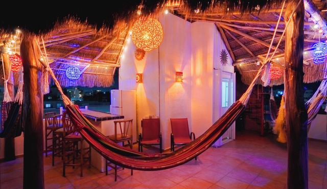 STUNNING SKY DECK/FERRY & BEACH 2min/POOL/SLEEPS 5-16/24-7 SECURITY/GARDEN PATIO in Cancun