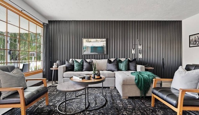 Stylish Drumheller Retreat: Steps from the Red Deer River! in Drumheller