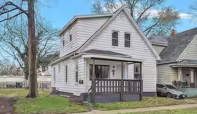 Stylish Retreat Close to It All in Springfield