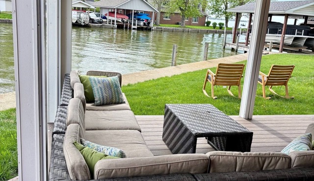 Sunset Isle Escape - Spacious Lakefront House in Huntsville