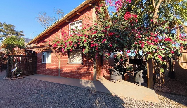 Tarumã Challes 02: Complete chalet, 2 bedrooms, balcony and barbecue, pets allowed. in Bonito
