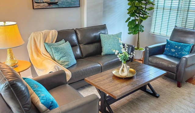 The Cozy Corner, 2-bedroom townhome in charming Newark with WiFi, and parking in Newark
