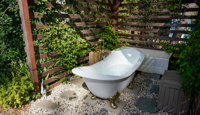 The Gold heart of Grass Valley w outdoor bathtub in Grass Valley