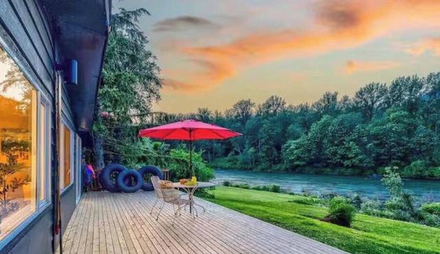 The Riverbend Getaway: 3-bedroom cabin on the water in Gold Bar