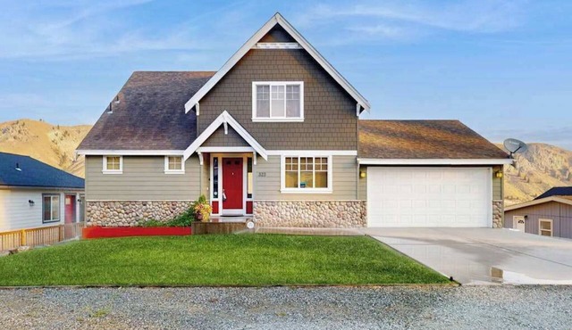 Three BR home with great views & location in Orondo