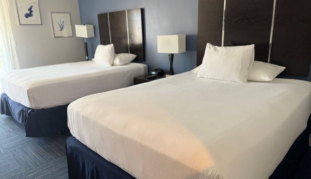 Two Queen Jacuzzi Balcony Retreat with Free Breakfast Near Beach and Pier in Seal Beach