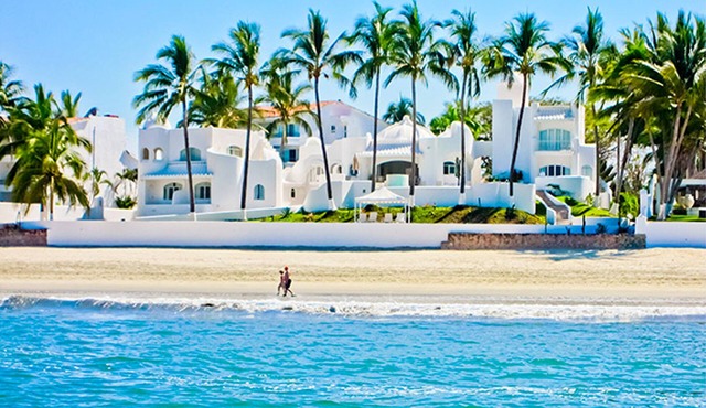 Unique Beachfront Luxury Residence: Private Beach, 5 Br, Sleeps Up to 15 in Las Jarretaderas