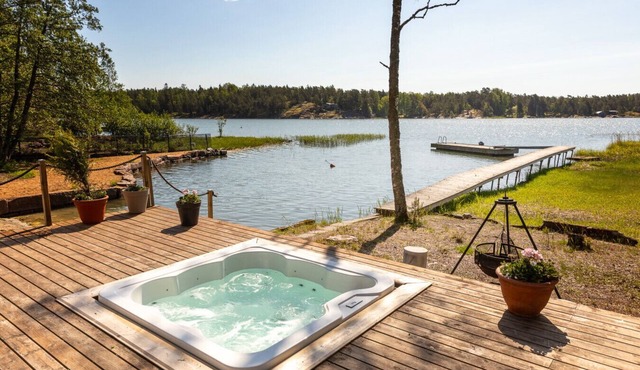 Villa Dynni · Villa Dynni - South Facing - Seafront - Jacuzzi in Kirkkonummi