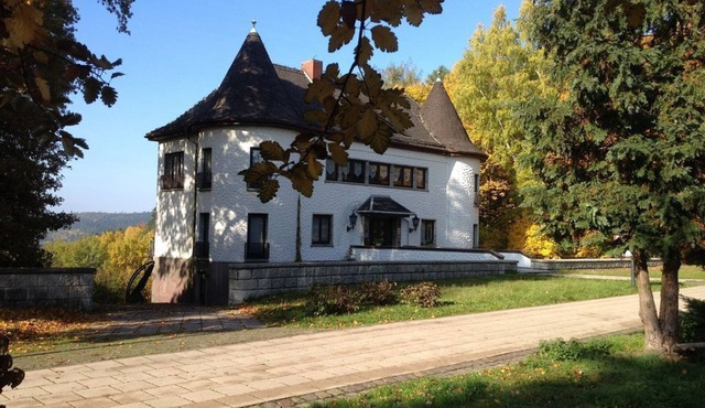 Villa Warzenburg, apartment 1 with panoramic mountain view and terrace. Vacation with a dog. in Friedrichroda