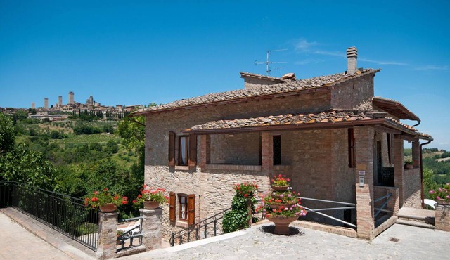 Villa with pool, 4 rooms en suite, WiFi A/C, walking distance from San Gimignano in San Gimignano