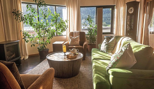 Walk everywhere from Railtown Suite! + spacious, beautiful, & comfortable. in Nelson