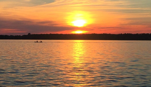 Waterfront Cottage on Sturgeon Lake with AC & WIFI in Kawartha Lakes