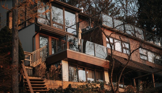 Waterfront Hillside Villa- Resort where luxury & nature unite in Burlington