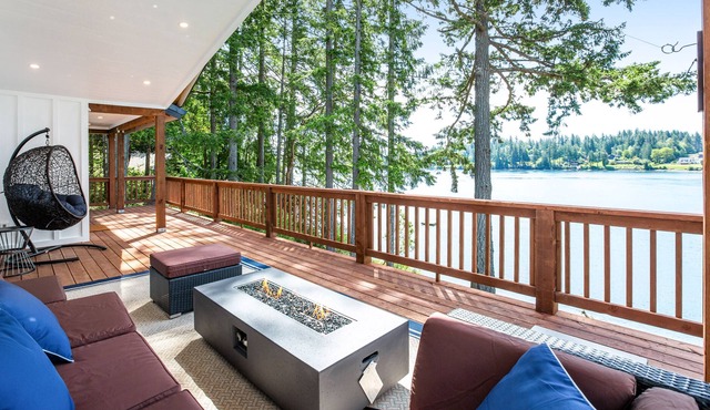 Waterfront home with hot tub, dock, private beach access, & 2 kayaks in Shelton