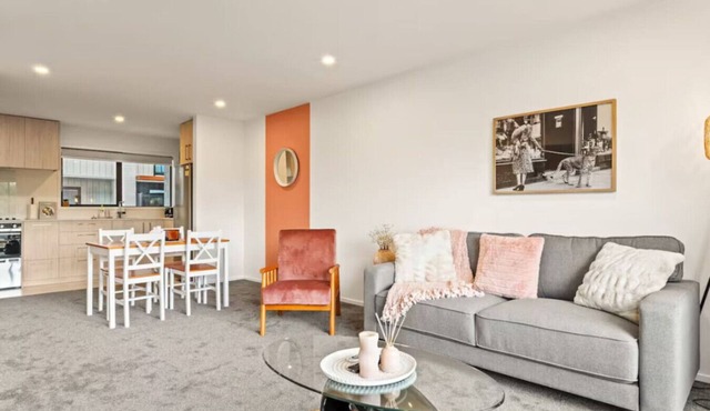 Well-styled Vibrant 2 Bed Home in Auckland