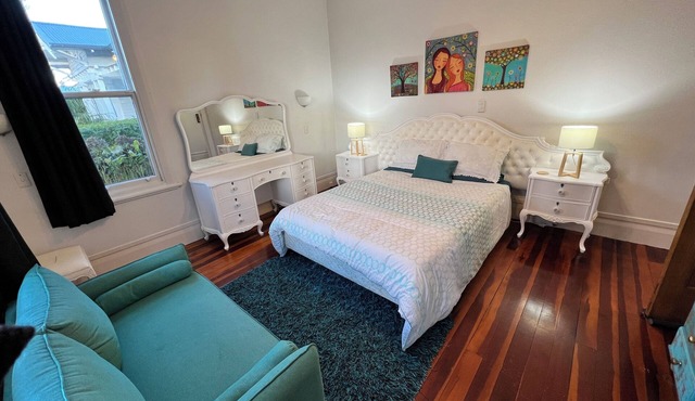 WHITE QUEEN ROOM ONLY Shared Bathroom @ LA CASA BONITA AUCKLAND 8 Bedroom Villa. in Auckland