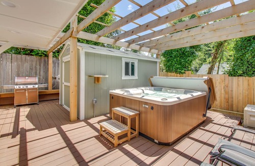 Mercer Island Apartment | Beautiful suite with lake & city views, hot tub - near downtown