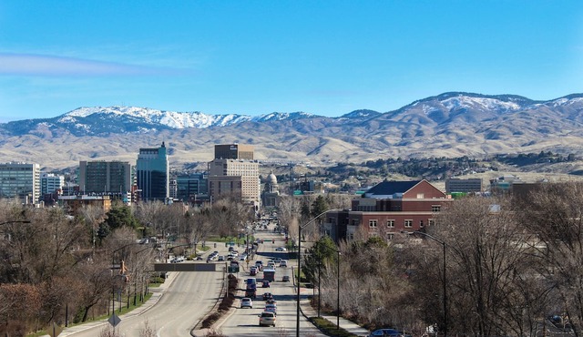 Peaceful townhouse with pool, fast WiFi & partial mountain views - walk to shops in Boise