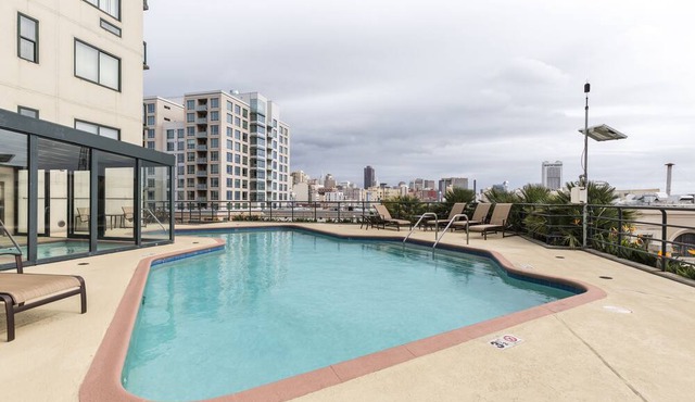 Condo with City View, Rooftop Pool, Security and Parking. in San Francisco