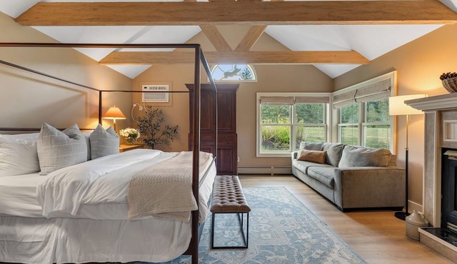 Red Clover Majestic King Suite near Killington in Mendon