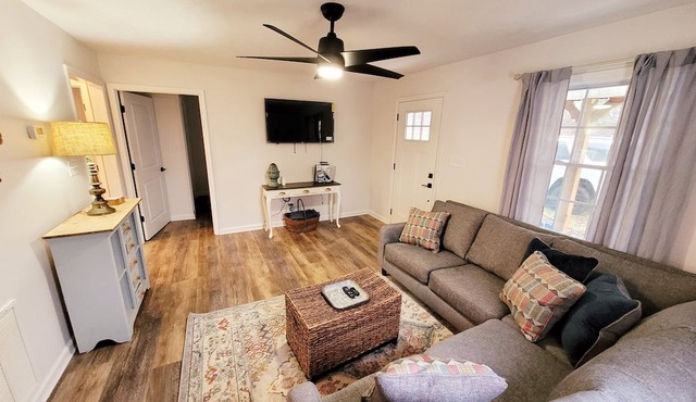 CHARMING COTTAGE LESS THAN 5 MILES TO DOWNTOWN BLUE RIDGE in Blue Ridge