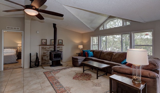 Hot Tub, Large Kitchen, Stunning Views & Hiking Trails Nearby in Florissant