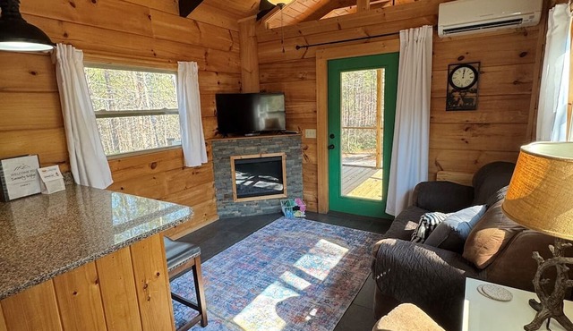 Serenity Ridge Cabin C: Couple's Escape in Mill Spring