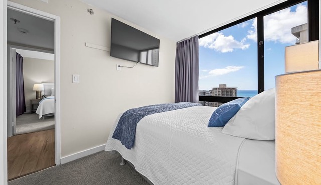 Renovated - Diamond Head and Ocean Views! - FREE Parking - 1 Block to Beach in Honolulu