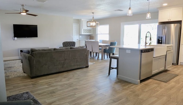 Waterfront Retreat in the Heart of Tampa. Close to TPA, RayJay and Steinbrenner in Tampa