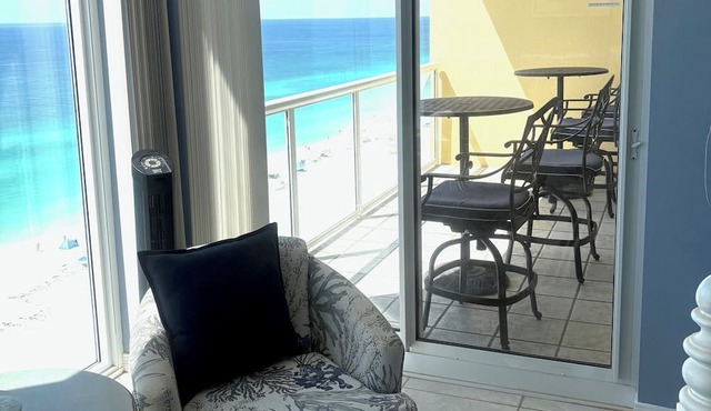 Gulf Front! Pool! 3 En-suites! Million Dollar View! Pool! Free Beach Service! in Navarre Beach