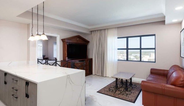 2 Bedroom Resort Condo at Highrise Walking distance to UNIVERSAL in Orlando