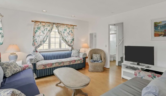 Best Value on Balboa Island, Classic Cottage w/Amenities, Walk to Beach and Marine Avenue in Newport Beach