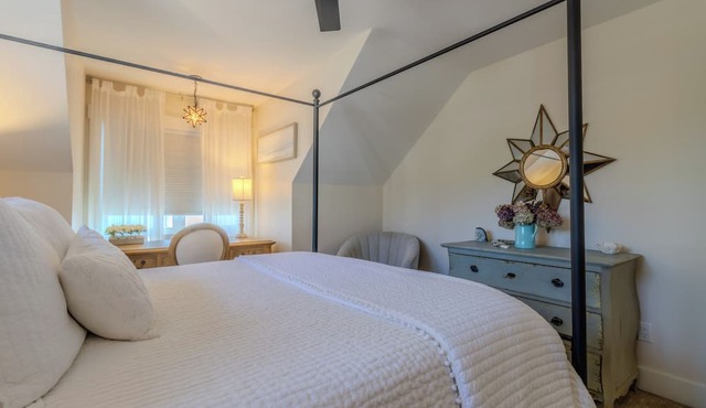 Dreamy Northern Michigan Escape, Chateau Sunrise in Suttons Bay