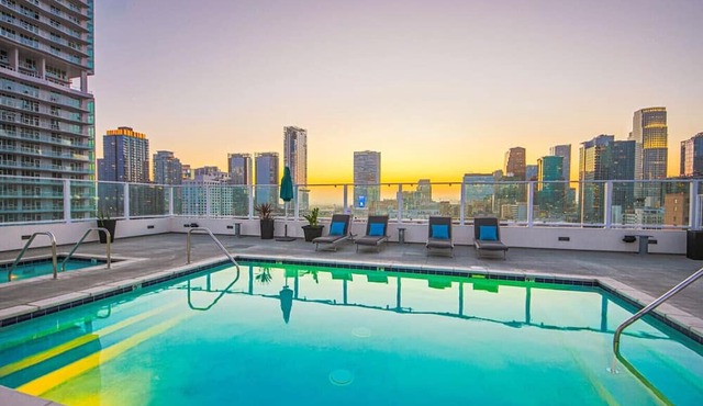 DTLA 2BR | Rooftop Jacuzzi & Sunset Views! in Los Angeles