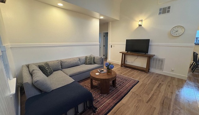 Beautiful 1865 Craftsman retreat w/gated courtyard in the heart of Grass Valley in Grass Valley