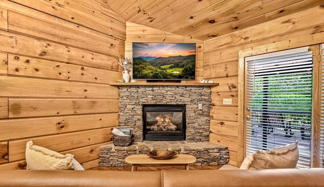 Riverfront | Dog Friendly | Close to GSMNP in Townsend