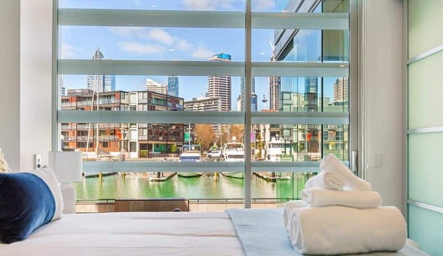 Beautiful harbour view apartment by Zodiak Stays in Auckland