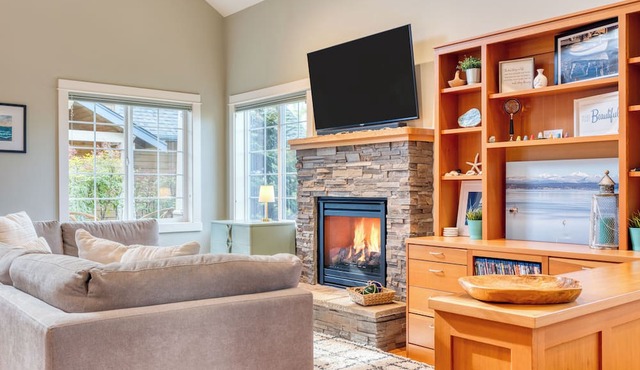 Sunny Backyard, Fireplace, Coastal Access in Peaceful Neighborhood Near Shopping in Langley