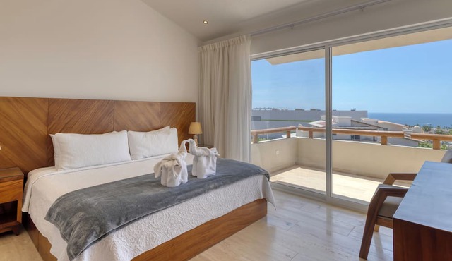 3-bedroom condo in charming Cabo San Lucas with AC, WiFi, fitness room in Cabo San Lucas